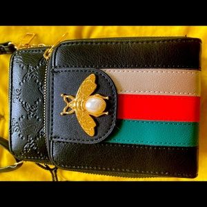 Small multi-pocket purse with bee